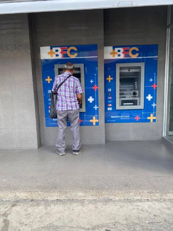 Adultos mayores acudieron con escepticismo a cobrar pensión y aguinaldos