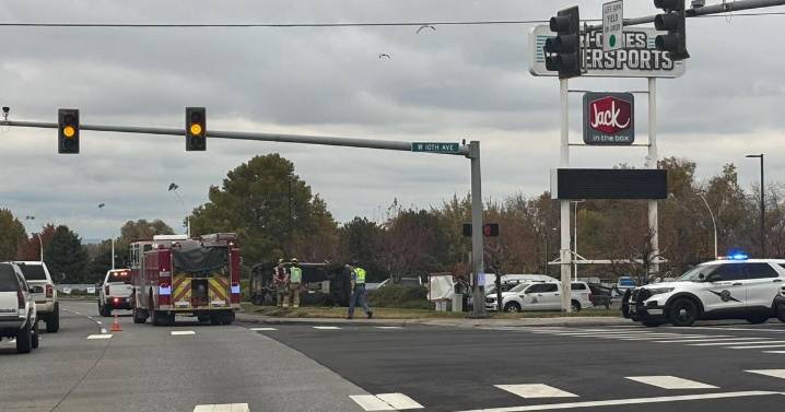 Crash blocking lanes on Highway 395 and West 10th Avenue in Kennewick