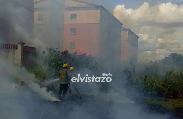 Bomberos controlaron incendio de vegetación adyacente a la Urb. Los Portales en la Av. Jesús Subero