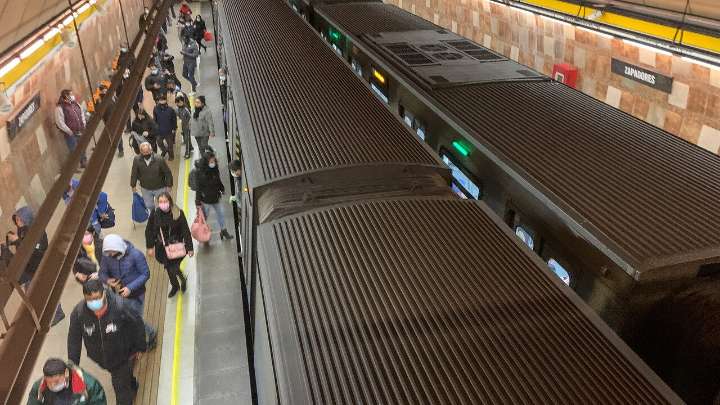 Metro de Santiago cierra estaciones en Línea 2 por presencia de persona en la vía