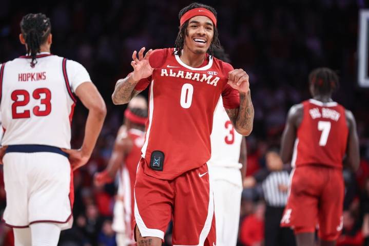 Deadspin | No. 15 Alabama withstands comeback to top No. 5 St. John's