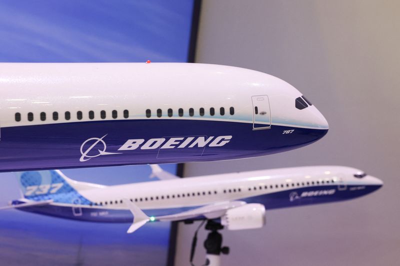 Boeing stages partial comeback with flydubai jet order