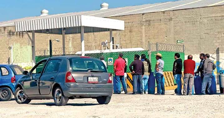 Peregrinan en Toluca por desabasto de gas; pese a garantía oficial, escasez persiste
