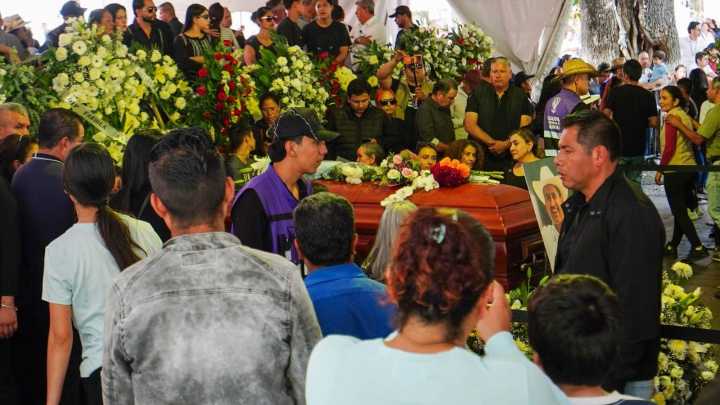 Con Aplausos y Mariachis Habitantes Se Despiden de Carlos Manzo, Alcalde de Uruapan