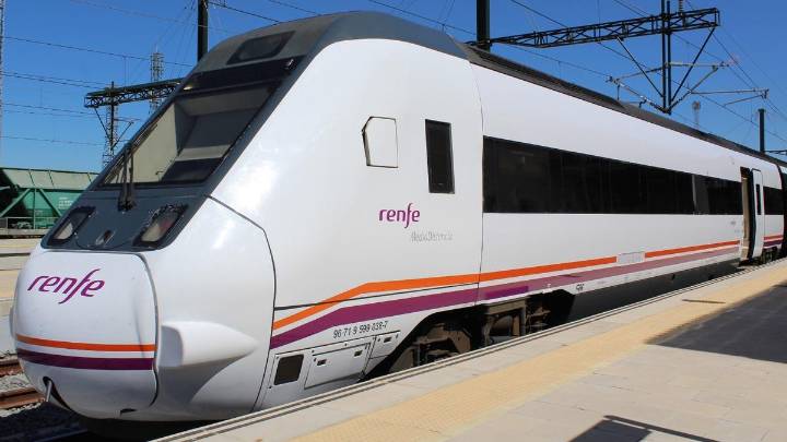 Los trenes de Extremadura pasan por el taller: vinilos para resistir el clima y las pintadas