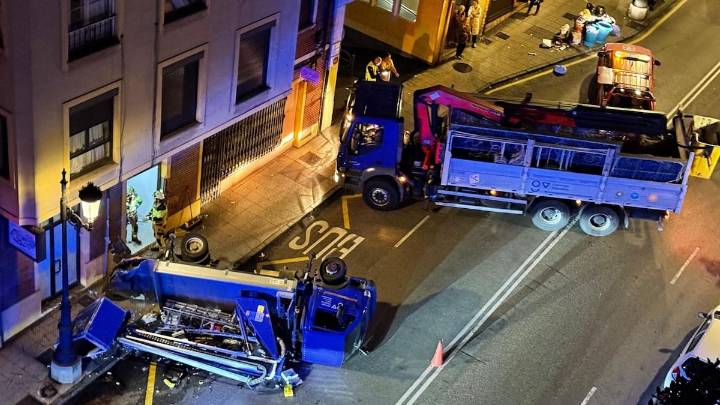 Vuelca un camión que instalaba las luces de Navidad de Oviedo