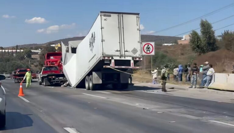 México–Querétaro: rapiña y congestionamiento tras caída de carga de tractocamión