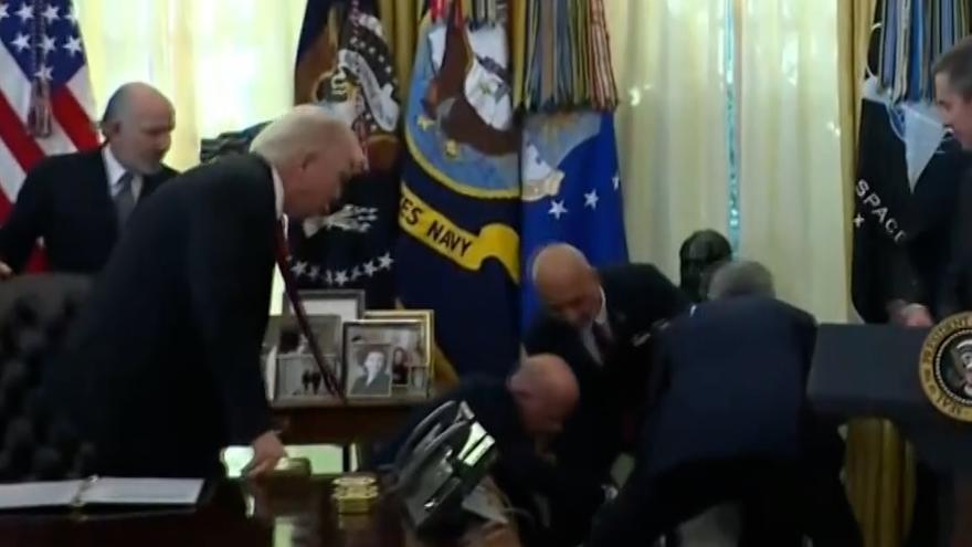 Un ejecutivo se desmaya delante de Trump en el Despacho Oval