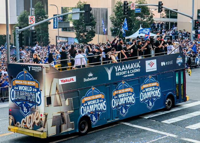 Fiesta en Los Ángeles al recibir a los Dodgers tras ganar la Serie Mundial de Béisbol