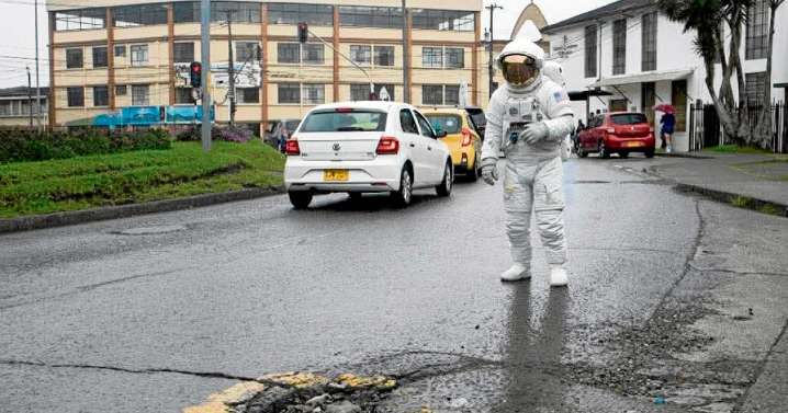 Supimos que: con la imagen de un astronauta bromean con los huecos en Manizales