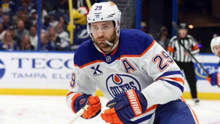 Leon Draisaitl passes Oilers legend in Lightning clash