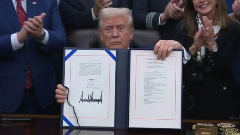 Trump firma ley que pone fin al cierre de Gobierno federal en EE.UU.