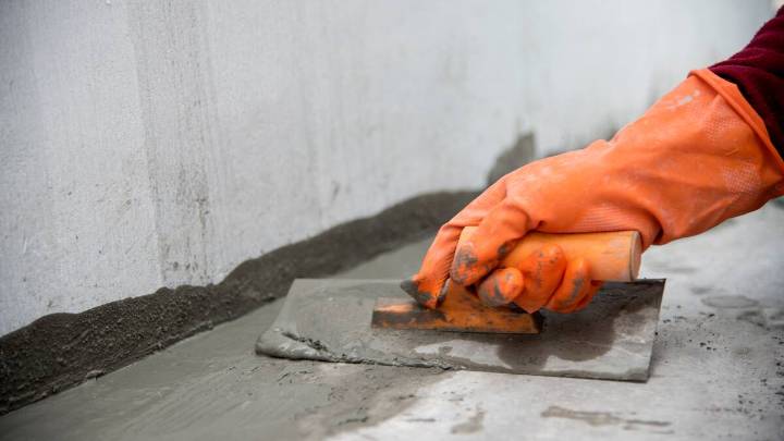 Adiós al cemento: científicos dan con un nuevo material de construcción usando solo tierra, agua y cartón reciclado