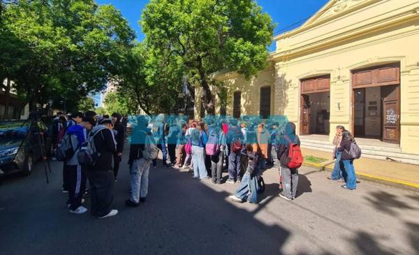 VIDEO.- Una comunidad educativa aterrada en La Plata: sentada y protesta por los extremos hechos de violencia en el Normal 2