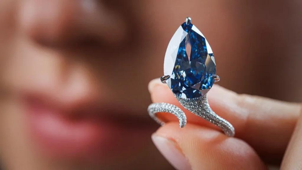 'Mellon blue', diamante azul vivo, fue vendido en más de 25 mdd en Ginebra