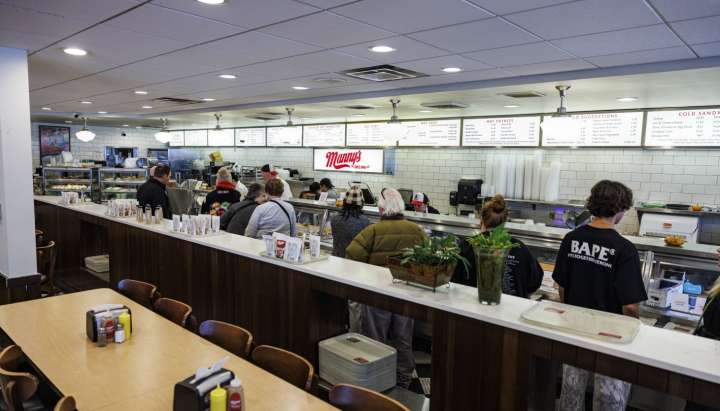 Chicago residents, restaurants offer meals for people left without SNAP funds
