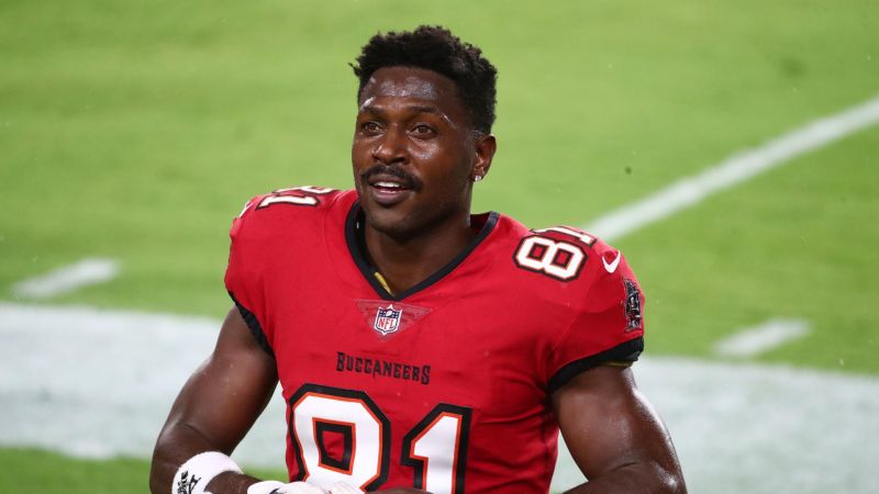 Exjugador de la NFL Antonio Brown no impugnará su extradición por un cargo de intento de homicidio y regresará a Miami