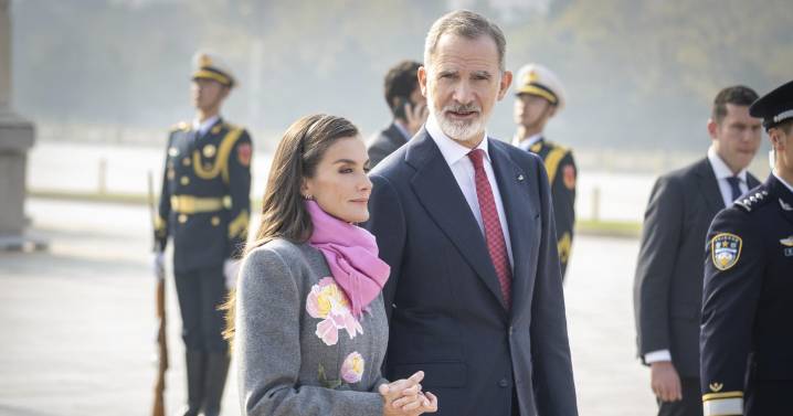 La Reina Letizia deslumbra en Pekín con un espectacular abrigo bordado de Carolina Herrera
