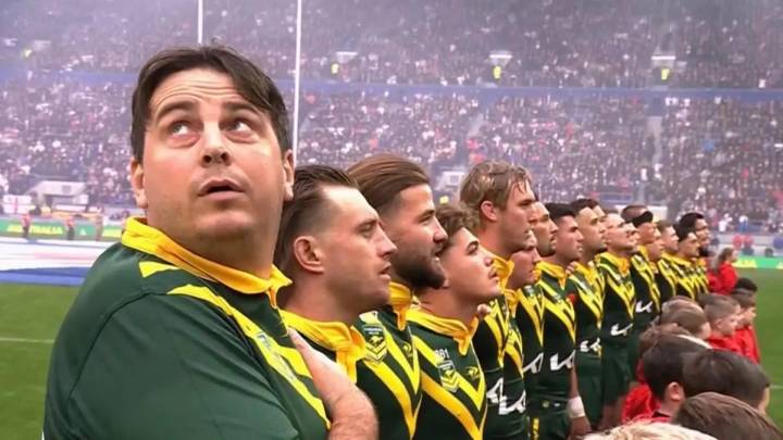 Un espontáneo se cuela en los himnos antes de un partido de rugby y logra salir en primer plano en televisión