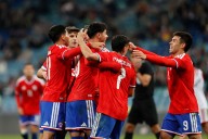 VIDEOS. Chile remonta con un jugador menos ante Perú y alarga su positiva racha de fin de año