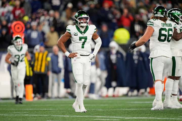 Report: Struggling Jets bench $40M quarterback after loss to Patriots