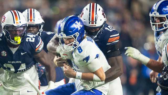 Kentucky defeats Auburn, overcoming four