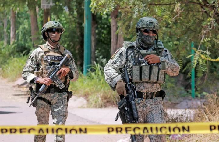 Enfrentamiento de fuerzas federales con grupo armado en Sinaloa deja 13 muertos
