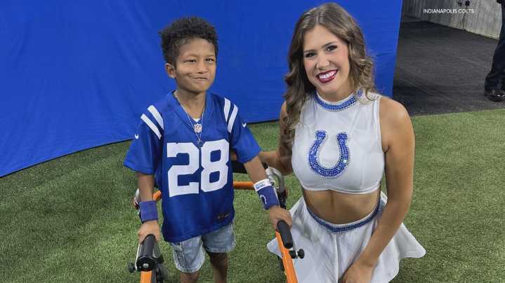 Colts cheerleader uses sign language to converse with deaf fan at his first game
