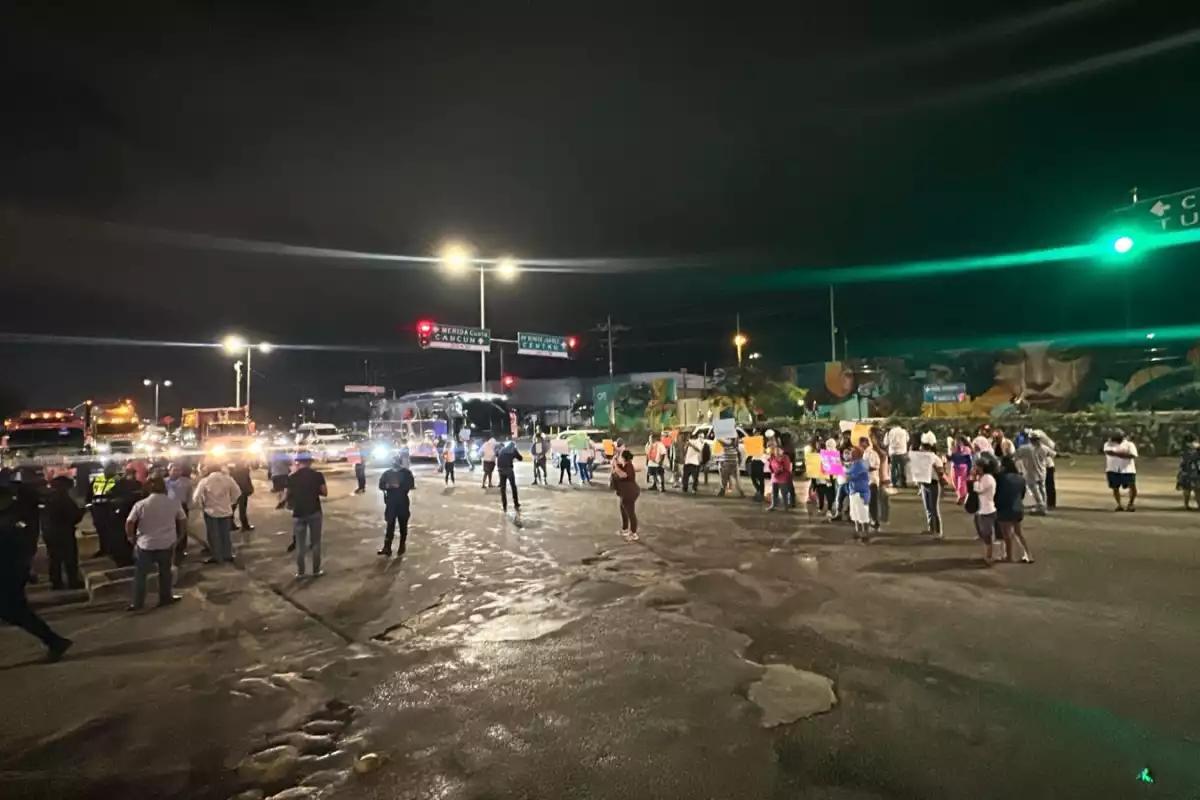 Habitantes de asentamiento irregular en Playa del Carmen se manifestaron por la detención de un líder de la invasión