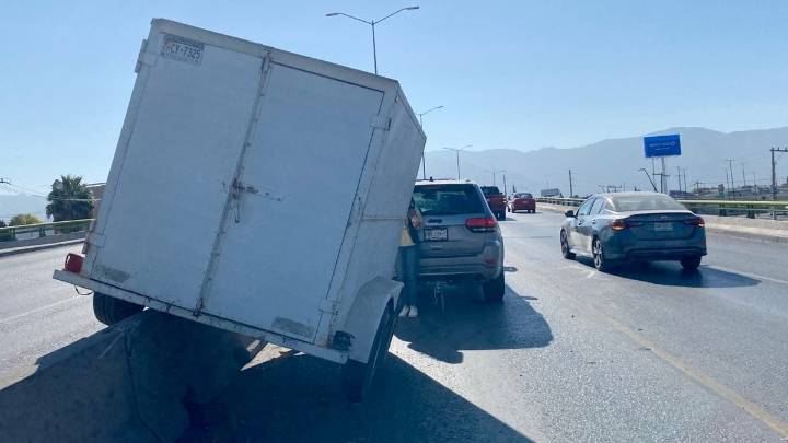 Conductor pierde remolque en el bulevar Nazario Ortiz Garza en Saltillo