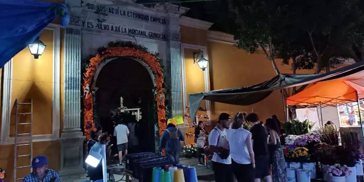 Acuden a los camposantos de la ZMCO a velar a los difuntos