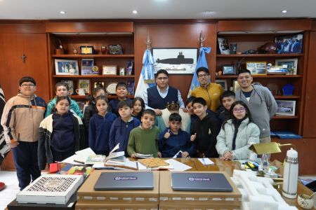 Estudiantes del Colegio Santa Bárbara de Río Turbio visitaron al gobernador Claudio Vidal