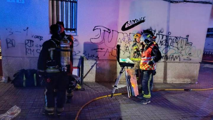 Ocho heridos, uno en estado crítico y otro grave, en un incendio en un piso en Badalona