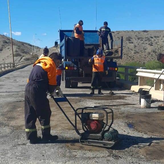 Trabajos de bacheo en el puente sobre el río Santa Cruz: circulación reducida en la Ruta Nacional N°3