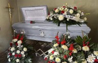 Familia pide apoyo para sepultar a adulto mayor que murió esperando atención médica