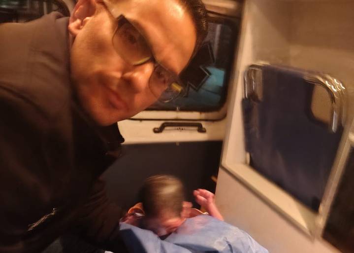 Da a luz en ambulancia durante traslado de Huachichil a Saltillo