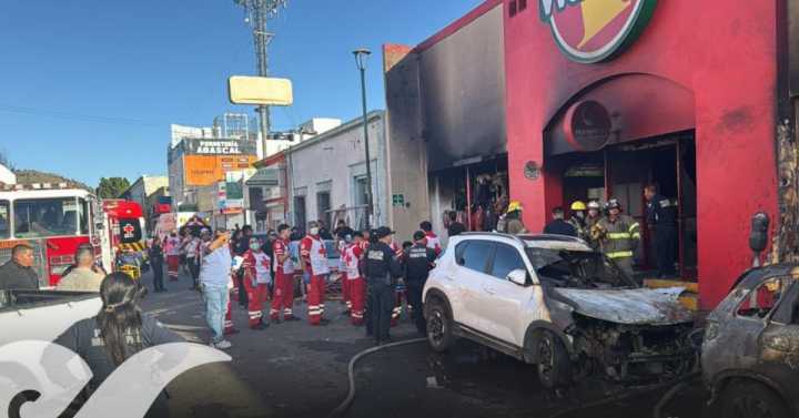 Mueren 23 personas en incendió de un Waldo’s de Hermosillo; hay al menos 12 heridos