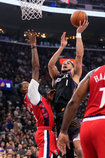 Booker coquetea con triple-doble y guía a Suns a victoria sobre Clippers, 114