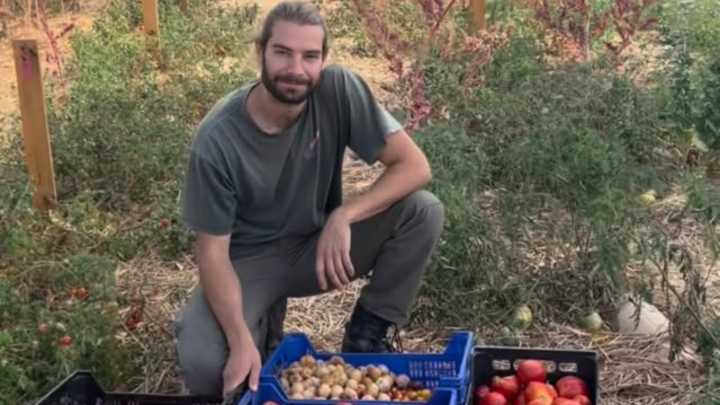 Emilio Medina (26), agricultor: "Recuperé una tierra donde cultivaba la huerta mi bisabuelo Ponciano y mi bisabuela Erundina y ahora tengo tomates con su sabor"