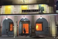 Protesta por asesinato de Carlos Manzo termina en incendio de presidencia municipal de Apatzingán, Michoacán