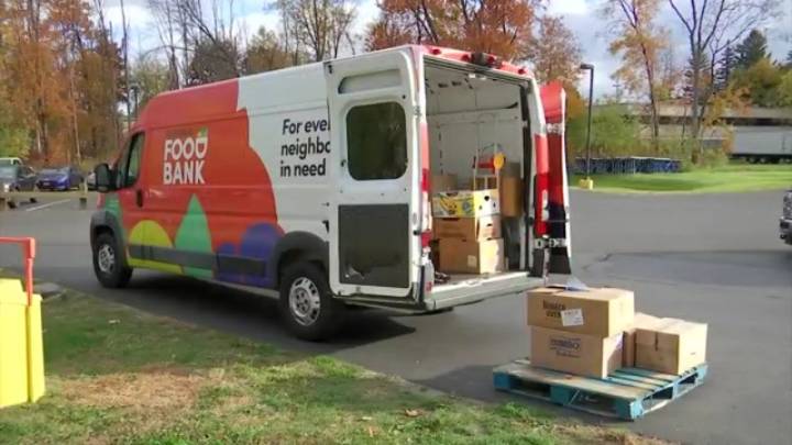 Food bank offering drive thru pantries during SNAP benefits pause