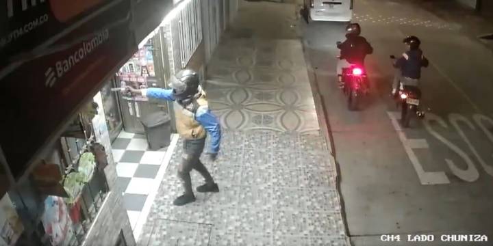 Robo a mano armada en El Virrey: cámaras de seguridad registran el asalto a clientes de un local en Usme