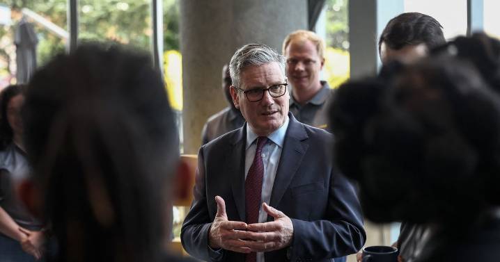 Net migration drops by two thirds in a year in boost to Keir Starmer