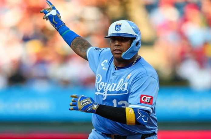 Criollo Salvador Pérez acuerda con los Reales de Kansas City