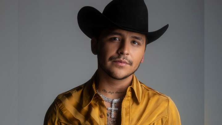 Staff de Christian Nodal le retira sus bebidas en pleno concierto
