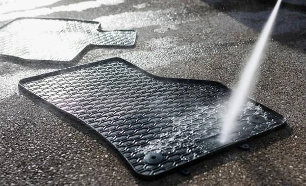 ¿Alfombras de auto sucias? El truco para limpiarlas con vinagre