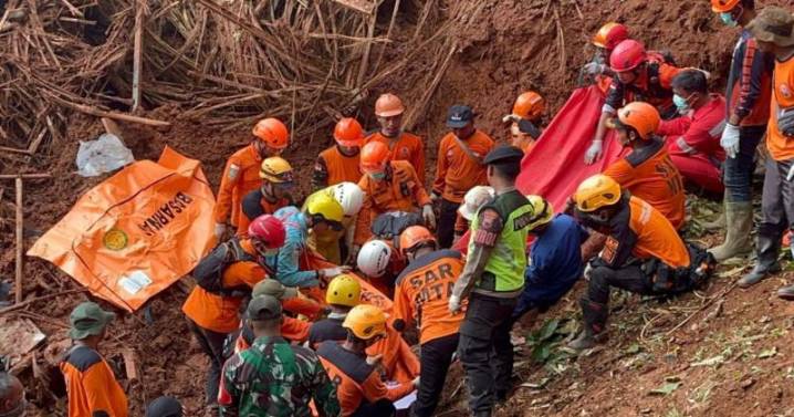 Death toll rises to 30 in central Java landslides as search continues