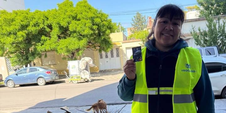 “El Uber del reciclaje”: cómo funciona la primera billetera digital creada para que usen los cartoneros