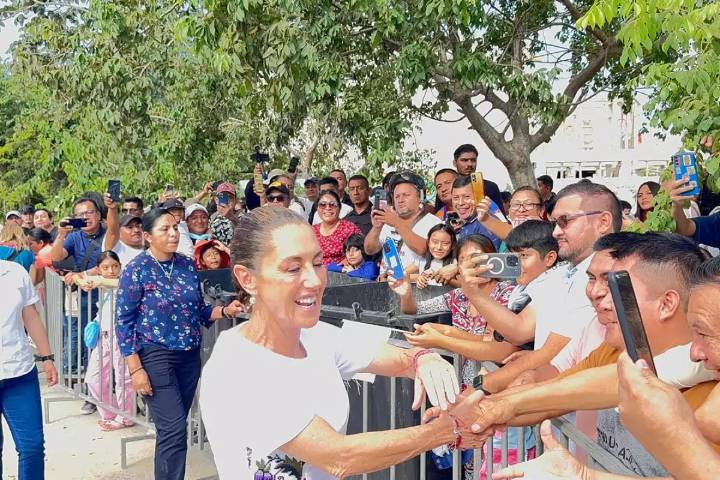 En Playa del Carmen, Sheinbaum atiende a habitantes entre aplausos y gritos de “¡Presidenta!”
