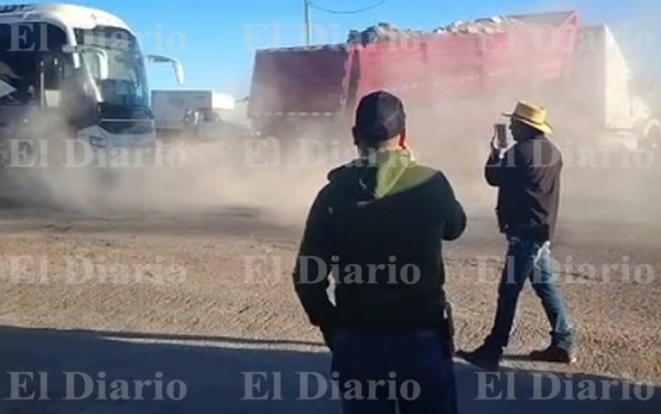 Video.- Arrecia bloqueo: cierran carretera a Delicias con montones de tierra y piedra